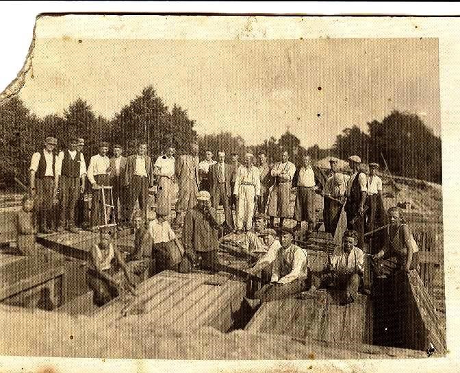Grupa jeńców radzieckich i osób nadzorujących prace przy wykonywaniu szalunków na nowo budowanym moście.